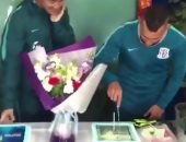 بالصور.. تيفيز يحتفل بعيد ميلاده فى الصين وتصرف مفاجئ من زميله