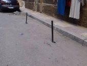 قارئ يشكو من وضع أصحاب المحلات لأعمدة تعوق سير المواطنين فى الإسكندرية