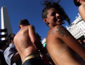بالصور.. تظاهر نساء "عاريات الصدر" للمطالبة بحق التشمس فى الأرجنتين