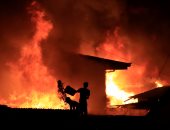 بالصور.. تجدد اشتعال النيران فى منطقة عشوائية بمانيلا فى الفلبين
