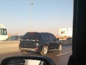 قارئ يرصد سيارة بدون لوحات معدنية وزجاج معتم على كوبرى 26 يوليو
