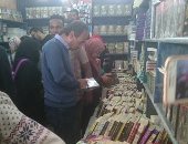 بالصور.. رئيس هيئة الكتاب يشن حملة مفاجئة على سور الأزبكية ويغلق كشكا