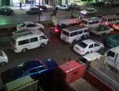 شكوى من تكدس السيارات والأكشاك أمام محطة مترو ساقية مكى