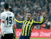 فناربخشة يستغل طريقة احتفال فان بيرسى المثير أمام بشكتاش لتحقيق ربح مادى