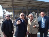 محافظ القاهرة يتفقد القافلة التموينية بعزبة الهجانة ومشروع موقف السلام