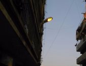 بالصور.. قارئ يرصد إضاءة أعمدة الكهرباء نهارا فى شارع دار السعادة بالزيتون