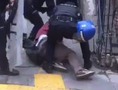 بالفيديو.. الشرطة التركية "تسحل" مدرسا تظاهر ضد "أردوغان"