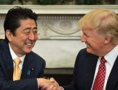 مصافحة ترامب الطويلة مع "شينزو آبى" تثير سخرية الإعلام الأمريكى