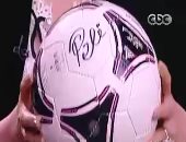 بالفيديو.. منى الشاذلى تُهدى الحضرى كرة بتوقيع الأسطورة "بيليه"