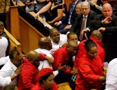 بالفيديو.. اشتباكات فى برلمان جنوب أفريقيا بسبب الرئيس زوما