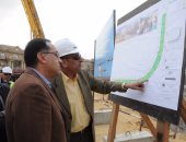 وزير الإسكان يكلف بالاهتمام بالطرق والمحاور المرورية بالقاهرة الجديدة وتنفيذ 11 مشروعاً