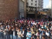 طلاب" صيدلة الإسكندرية" يصلون الغائب على أرواح ضحايا حادث أتوبيس نويبع