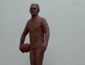 بالصور.. فنان يبدع فى نحت تمثال لعصام الحضرى.. ويؤكد: فرحنا كتير