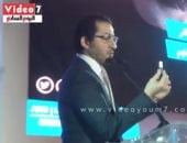 بالفيديو.. أحمد حلمى يكشف سر وجود "صباع روج" فى جيبه