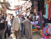 بالصور.. محافظ قنا يقود حملة مكبرة لإزالة الإشغالات بمدينة قنا