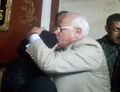 بالفيديو والصور ..محافظ بورسعيد يقبل رأس أم طفل توفى خلال استئصال اللوزتين