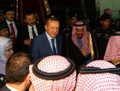 بالصور.. خادم الحرمين يستقبل "أردوغان" فى مطار الملك سلمان
