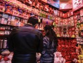 بالصور.. ورد ودباديب وقلوب فى احتفالات العالم بـ"عيد الحب"