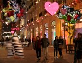 ورد ودباديب وقلوب فى احتفالات العالم بـ"عيد الحب"