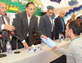 وزير الإسكان يسلم عقود الوحدات السكنية للمواطنين بمدينة السادات 