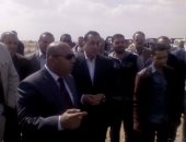 وزير الإسكان يوقف موكبه لنقل مواطن أصيب فى انقلاب سيارة على طريق السادات