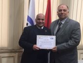 رئيس الشركة المصرية القابضة للمطارات يكرم موظفا لأمانته