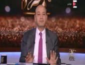 بالفيديو.. عمرو أديب يبيع 3 قمصان لـ"ميسى" بـ1.5 مليون جنيه لصالح مرضى فيروس سى