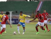 فيديو وصور.. حسنى عبد ربه يحتد على حكم مباراة الأهلى والإسماعيلى