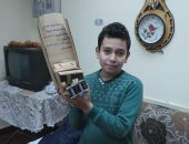 بالفيديو والصور.. طالب بسوهاج يحصل على براءة اختراع لحذاء يولد الكهرباء 