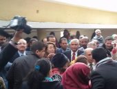 بالصور.. وزيرة التضامن تواصل جولتها فى بنى سويف رغم تساقط الأمطار