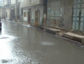 أهالي النجارين بدمياط يطالبون المسئولين برفع مياه الأمطار من الشوارع 