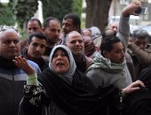 بالصور.. موظفون بالتعليم يتجمعون بالوزارة بعد إنهاء ندبهم لمقابلة الوزير الجديد