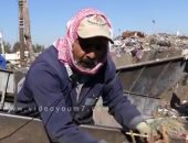 بالفيديو.. حكاية عامل نظافة: "مهنتى حلوة واللى عاوز يشتغل يعمل أى حاجة"