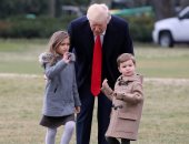 بالصور.. ترامب يصطحب أحفاده فى ساحات البيت الأبيض