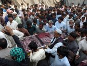 بالصور.. تشييع جثامين ضحايا تفجير باكستان.. والآلاف يتظاهرون ضد الإرهاب