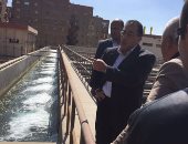 وزير الإسكان يعنف مدير محطة مياه الفسطاط لسوء نظافة المقر الإدارى