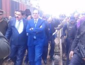 بالصور.. محافظ الدقهلية الجديد ينتقل لموقع انقلاب قطار شربين