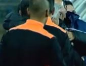 بالفيديو.. طارق يحيى وعيد عبد الملك يصافحان "دكة" الزمالك قبل المباراة