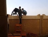 بالصور.. هروب طلاب مدرسة إعدادية بأسيوط قفزًا من أعلى السور