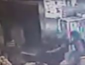 بالفيديو.. شاب يضرب رجلا وزوجته بـ"الساطور" فى سوق بالمنوفية