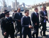 بالصور.. مدير أمن الموانئ يقود جولة مفاجئة بميناء سفاجا البحرى
