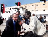 بالصور.. مارتن كوبلر يزور معسكر احتجاز للمهاجرين الغير شرعيين فى ليبيا
