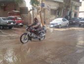 بالصور.. انفجار ماسورة وغرق المحلات وتعطل المرور فى أسيوط
