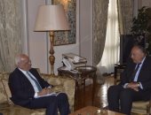 سامح شكرى يبحث مع صائب عريقات مستقبل عملية السلام فى الشرق الأوسط