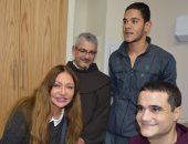 صور زيارة وفد من الإعلاميين والفنانين للمصابين بمستشفى المعادى العسكرى 