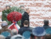 بالصور.. بوتين يضع أكاليل الزهور على قبر الجندى المجهول فى يوم المدافع عن الوطن