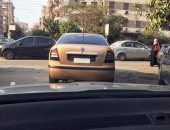 بالصور.. قارىء يرصد سيارة بلوحات معدنية مطموسة تسير بمصر الجديدة