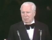 شاهد.. دموع الفرح فى عيون تشارلى تشابلن أثناء تكريمه بالأوسكار 