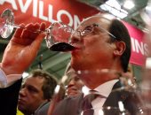 بالصور.. الرئيس الفرنسى يتناول النبيذ والبيرة فى معرض زراعى