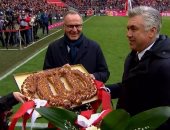 بالصور.. بايرن ميونخ يقدم "كعكة الألفية" إلى أنشيلوتى احتفالا بـ1000 مباراة